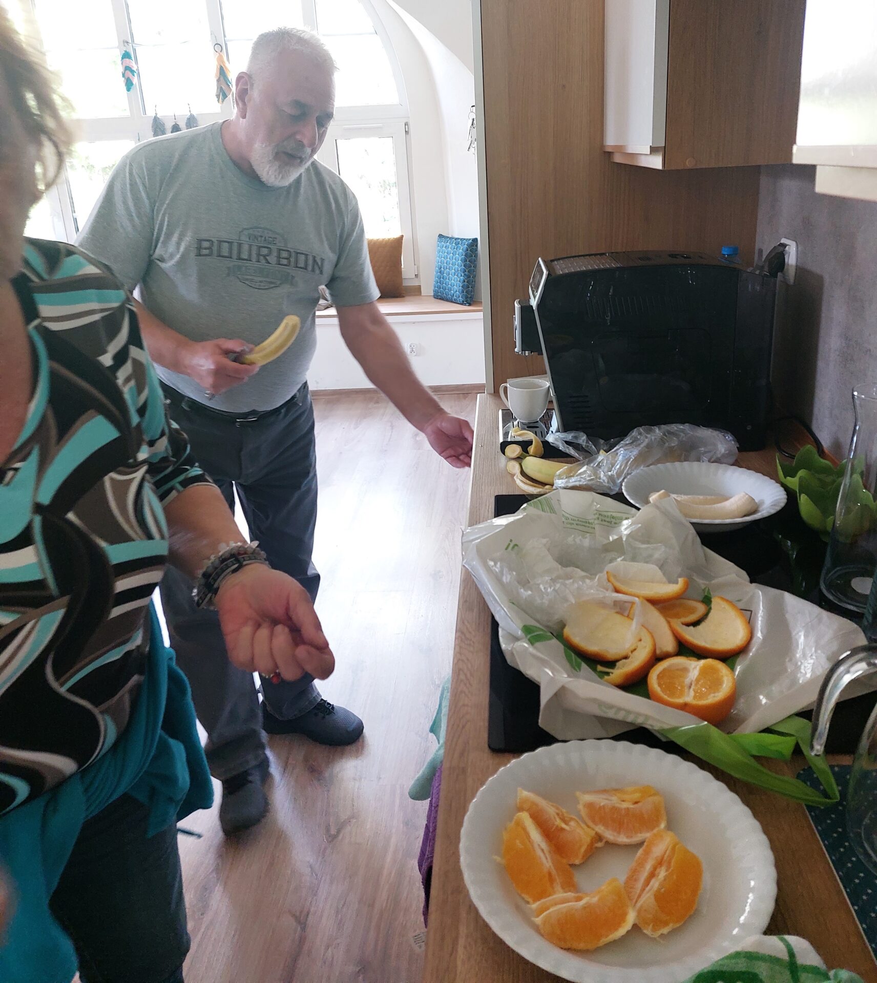 seniorzy obieraja owoce na sok