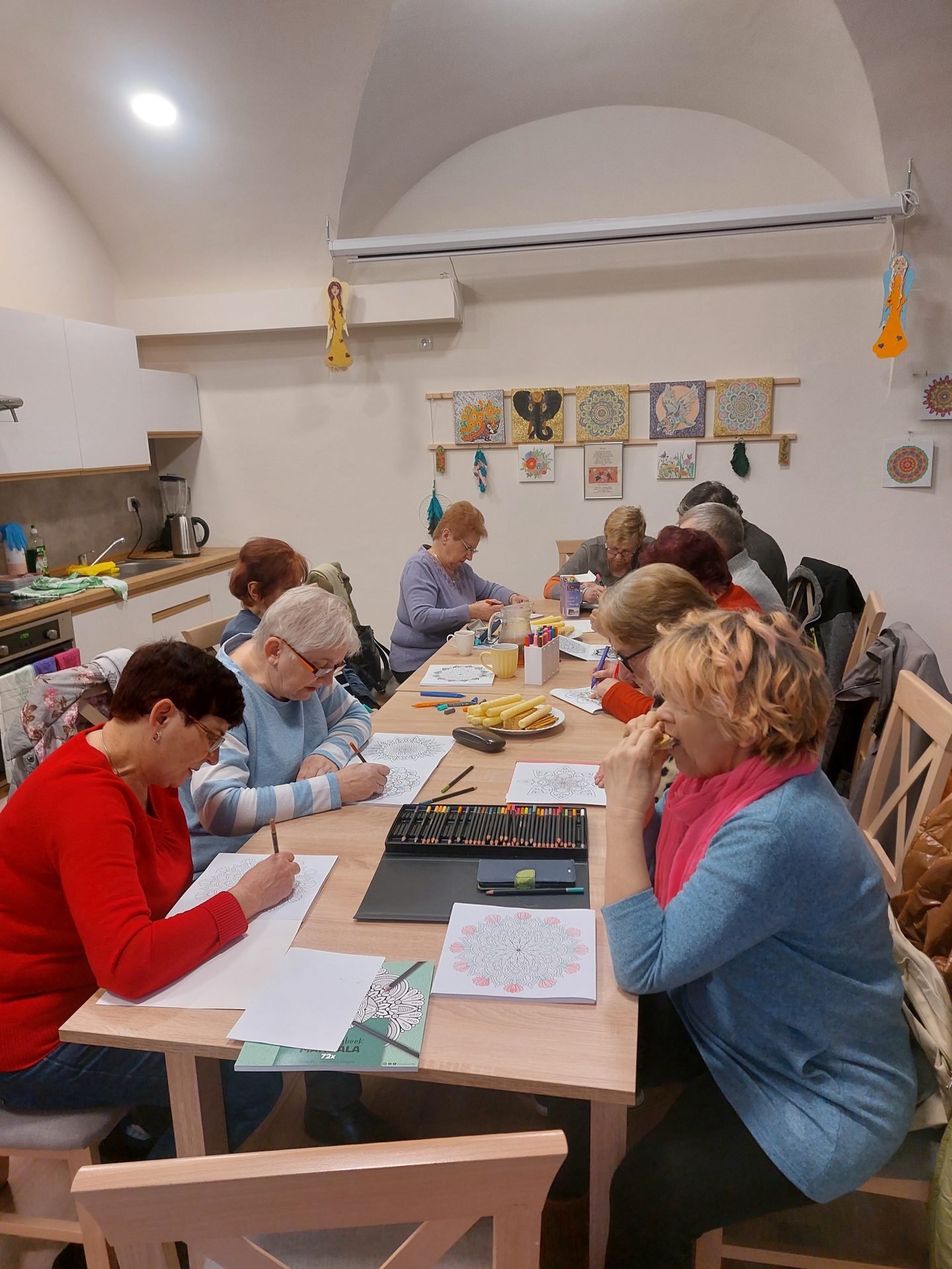 seniorzy malują mandale