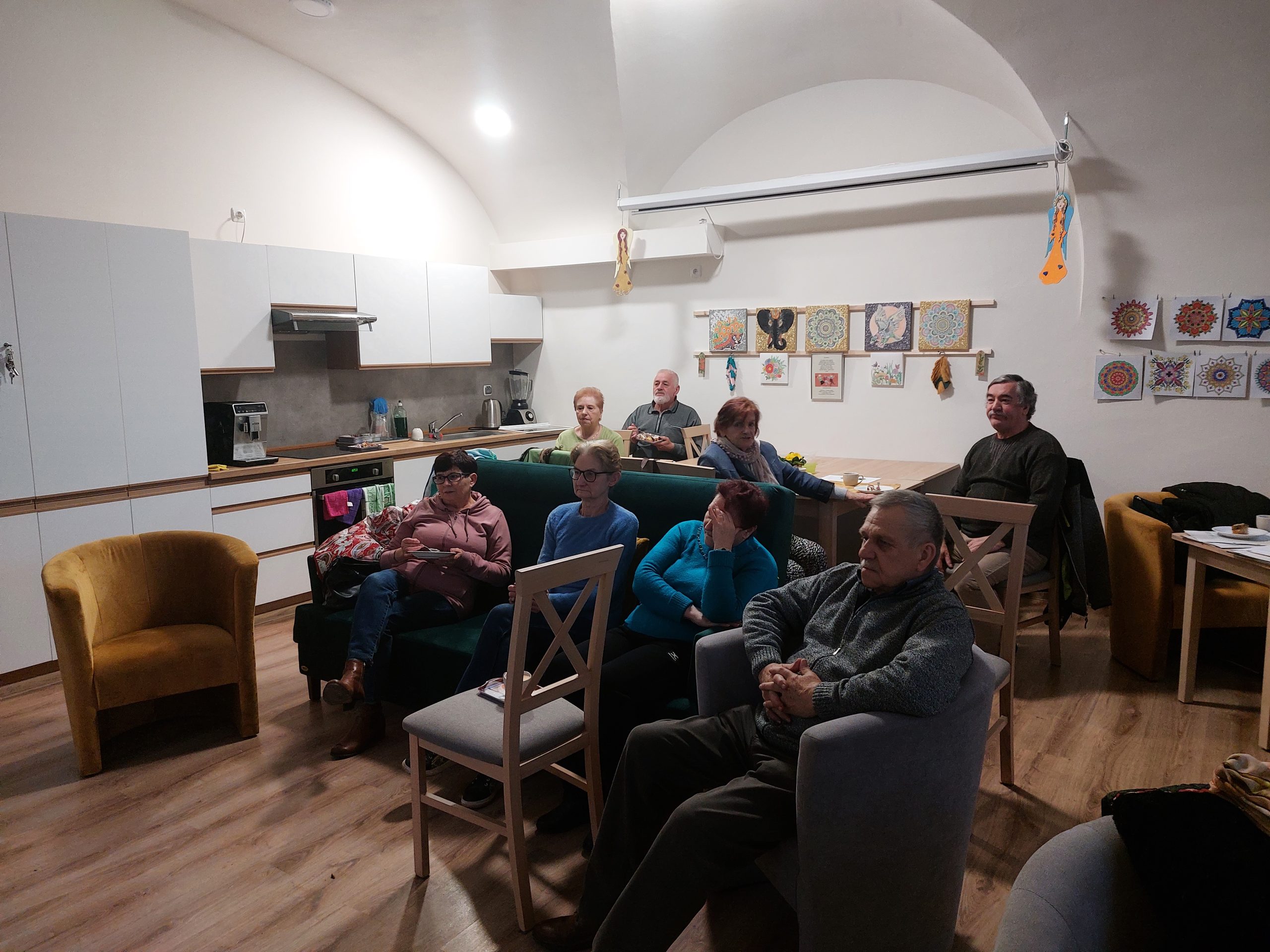 Seniorzy ogladają film jak dozyć 100 lat