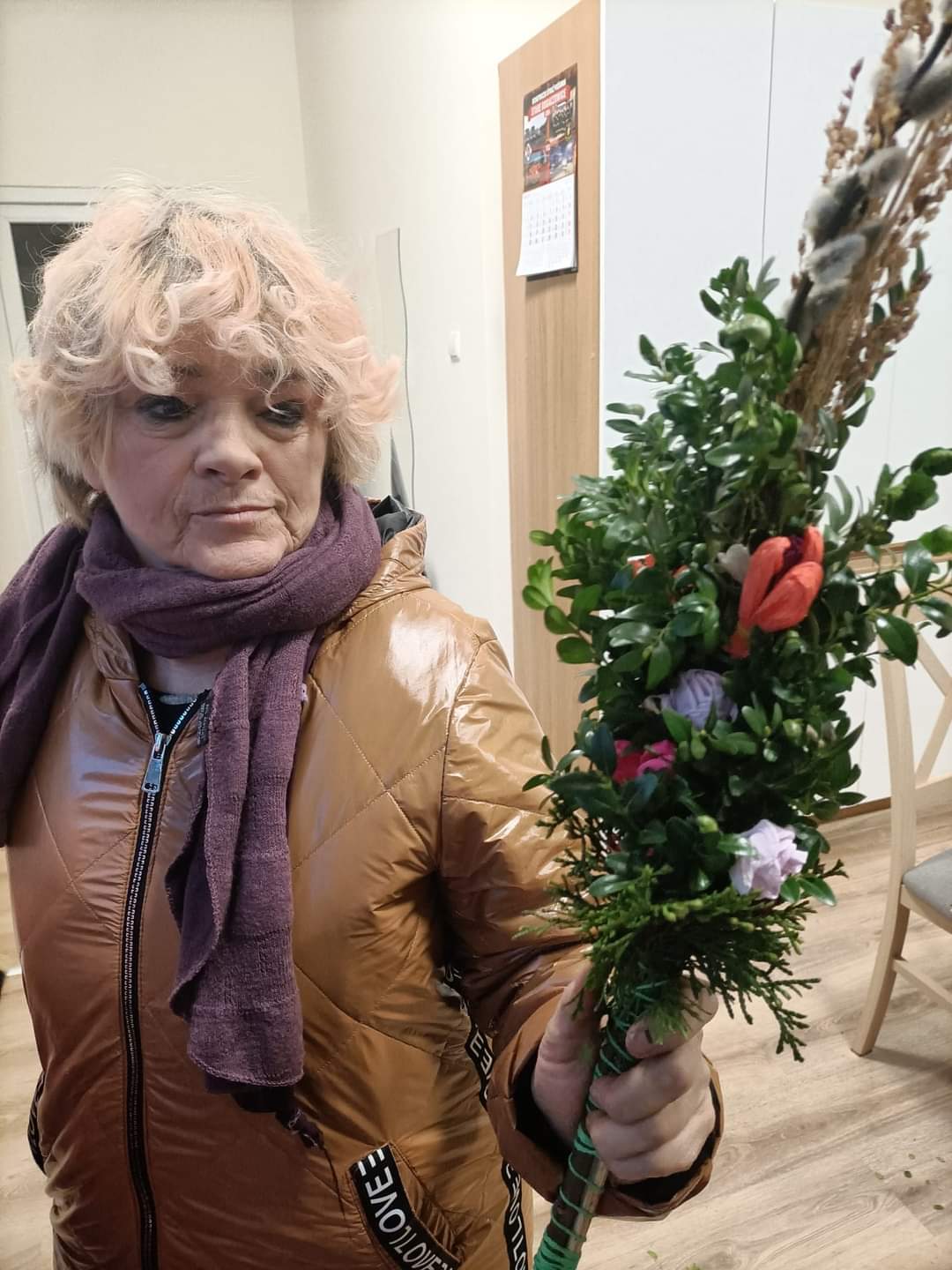 Seniorka z własoręcznie wykonana palma wielkanocną