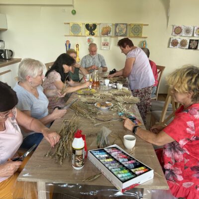 na zdjęciu klubowicze przygotowują ozdoby dożynkowe