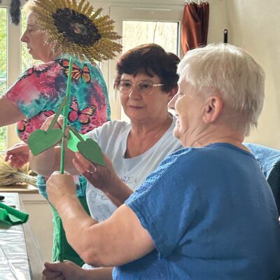 na zdjęciu Seniorki przygotowują ozdoby dożynkowe