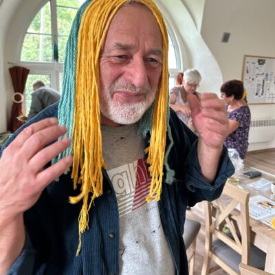 Klubowicz przymierza włosy zrobione z wełny dla kobiety dożynkowej