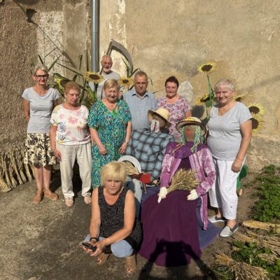 Zdjecie Seniorów z własnoręcznie wykonana ozdobą dożynkowa