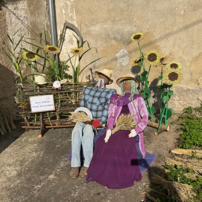 ozdoba dożynkowa kobieta z mężem siedzącą na ławce