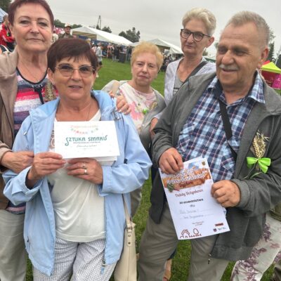 Klubowicze z dyplomem wyróżnienia za ozdobę dożynkowa