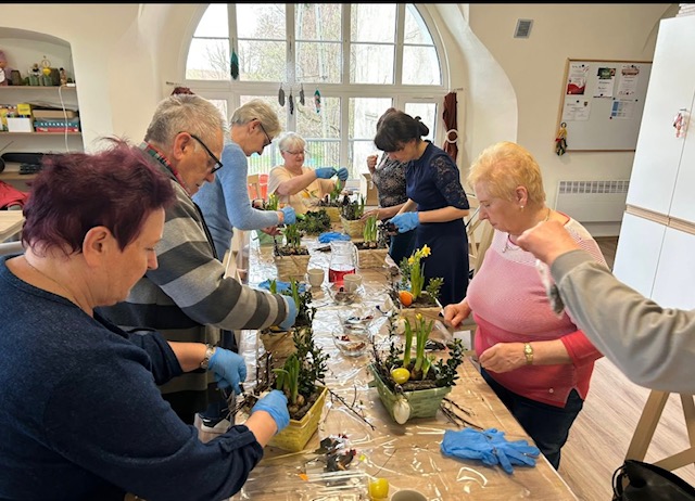 Zajęcia rękodzieła tworzenie koszyków wielkanocnych