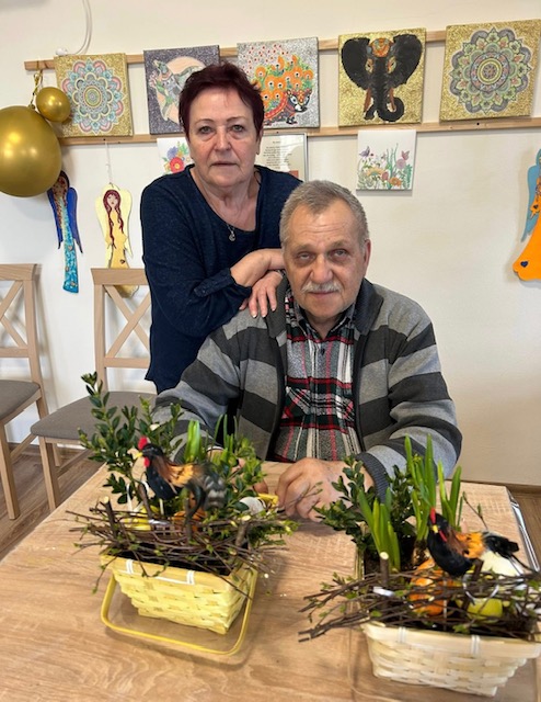 Seniorzy ze swoimi koszykami wielkanocnymi zrobionymi na zajęciach rękodzieła