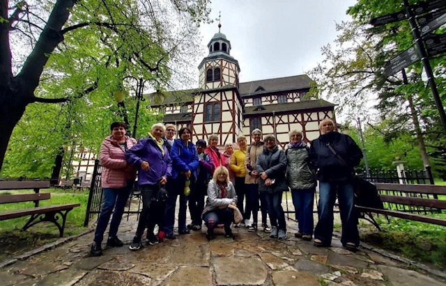 zdjęcie grupy seniorów, wycieczka do Jawora
