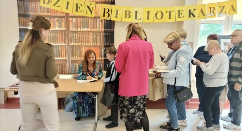 Seniorzy biorą udział w dniu bibliotekarza