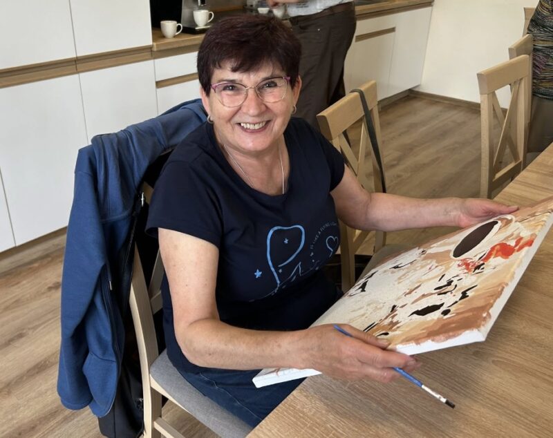 Klubowiczka maluje obraz po numerkach