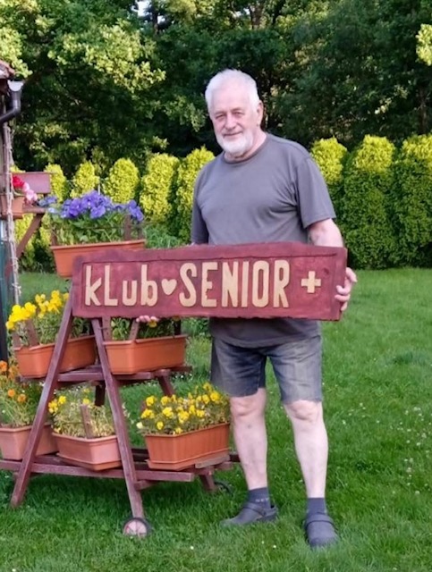 Artysta Zbigniew Jończyk ze swoją pracą wyrzeźbioną nazwa klubu senior