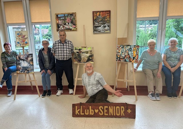 seniorzy ze swoimi pracami 