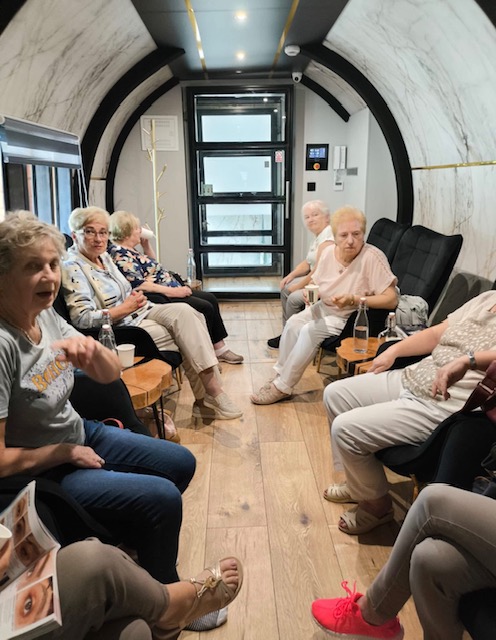 seniorzy w komorze normabarycznej