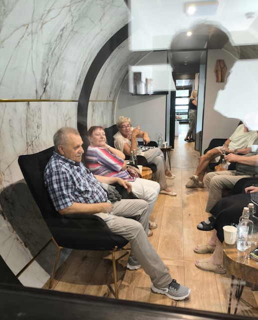 seniorzy w komorze normabarycznej