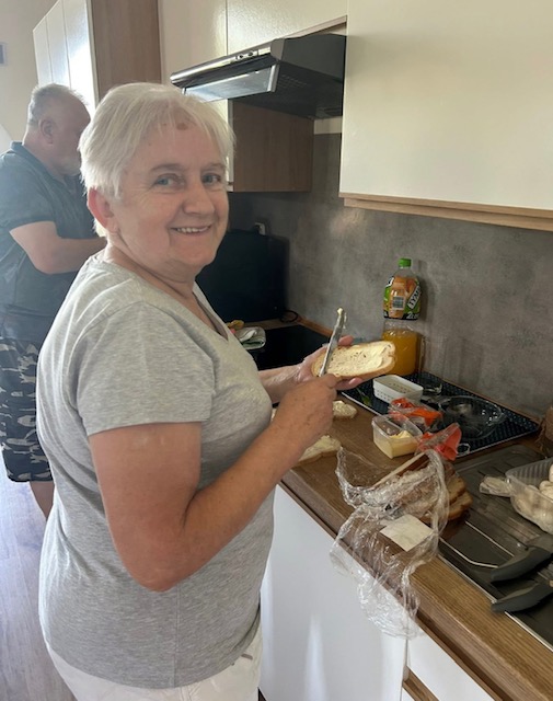 zajęcia kulinarne klubowiczka przygotowuje tosty