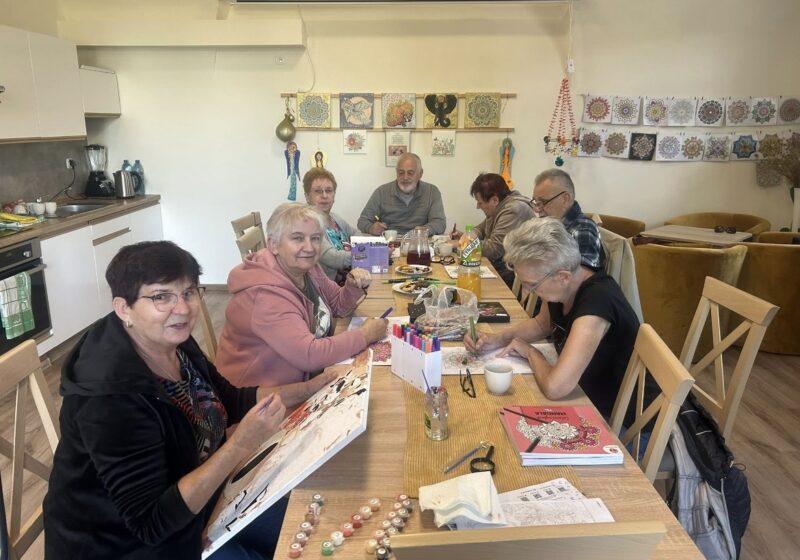 seniorzy malują mandale