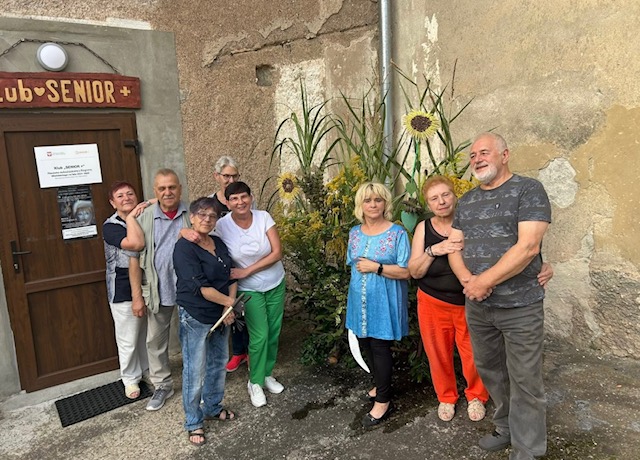 klubowicze ze swoim witaczem dożynkowym