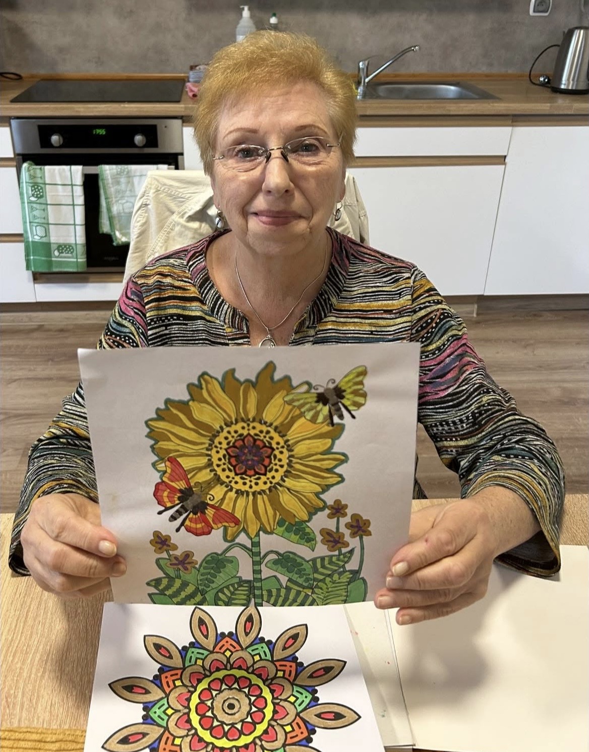 Klubowicz z własnoręcznie namalowanymi mandalami