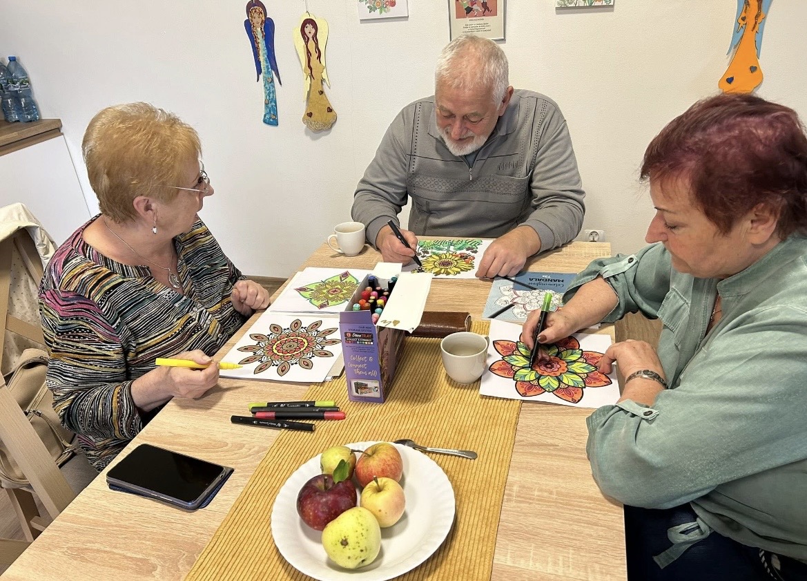 Klubowicze podczas zajęć rękodzieła malowanie mandali