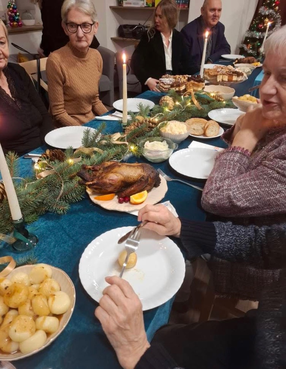 na zdjęciu spotkanie przy wigilijnym stole z kołem gospodyń wiejskich kwietne łąki