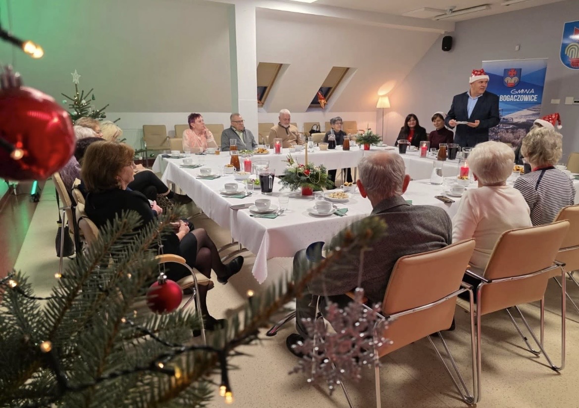 na zdjęciu spotkanie przy wigilijnym stole z kołem gospodyń wiejskich kwietne łąki