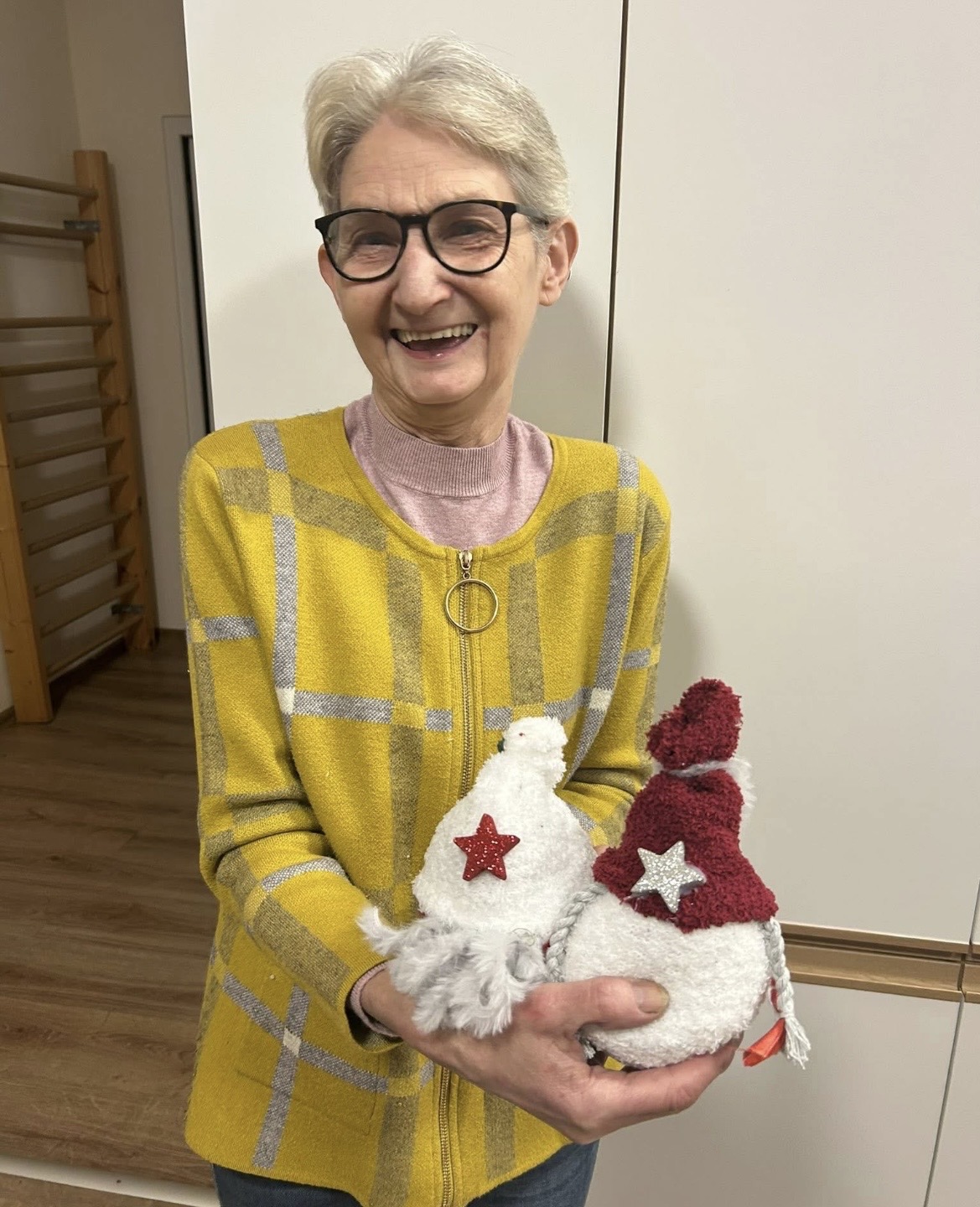 na zdjęciu klubowiczka z własnoręcznie zrobionymi skrzatami na zajęciach rękodzieła