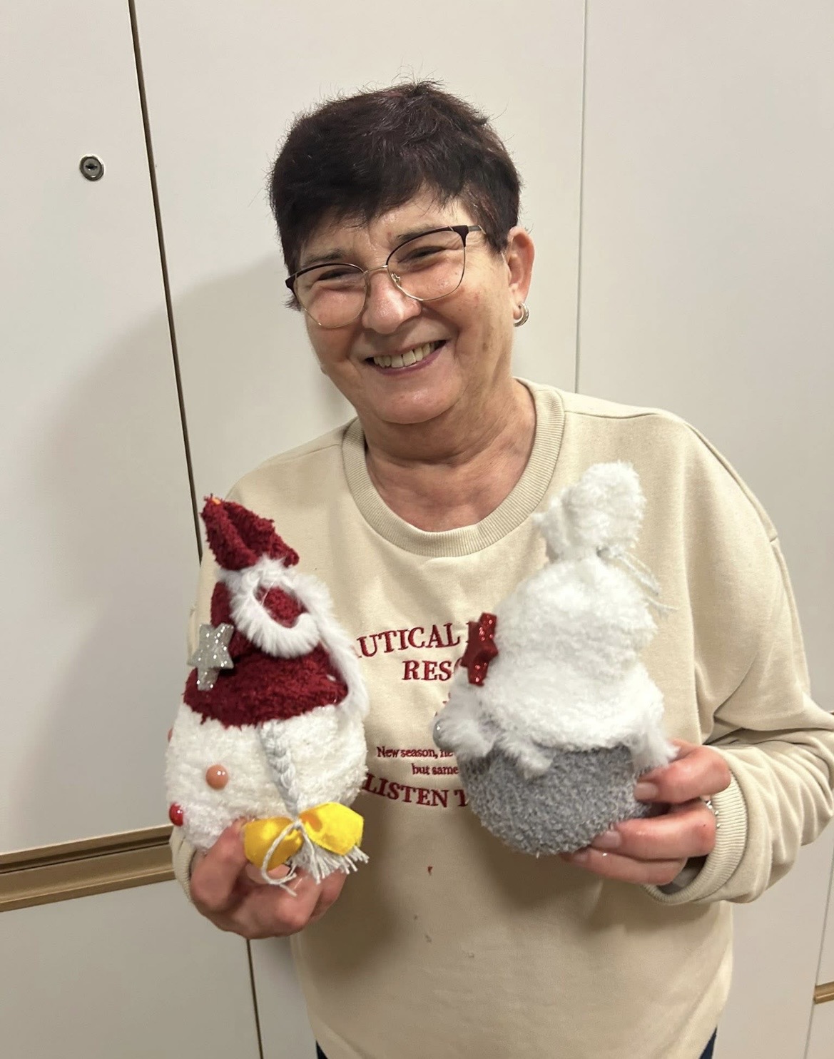 na zdjęciu klubowiczka z własnoręcznie zrobionymi skrzatami na zajęciach rękodzieła