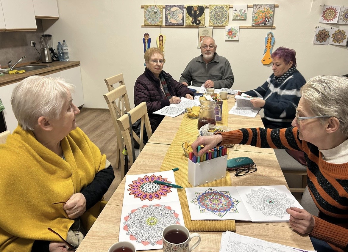 na zdjęciu Seniorzy zajęcia manualne - malowanie mandali
