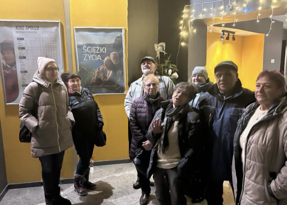 na zdjęciu Seniorzy w kinie Apollo, oczekujący na film "Ścieżki życia"